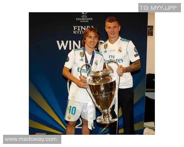 克罗斯在足球世界的影响力与成就分析：从天才少年到传奇中场的成长之路