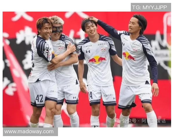 水户蜀葵与大宫松鼠的激烈对决展现足球魅力与团队精神